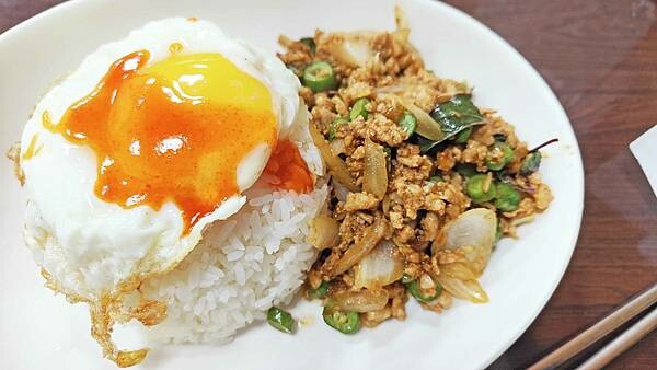 【板橋美食】油庫口蚵仔麵線|板橋最有名的蚵仔麵線與香腸美食