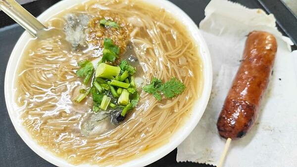 【板橋美食】油庫口蚵仔麵線|板橋最有名的蚵仔麵線與香腸美食