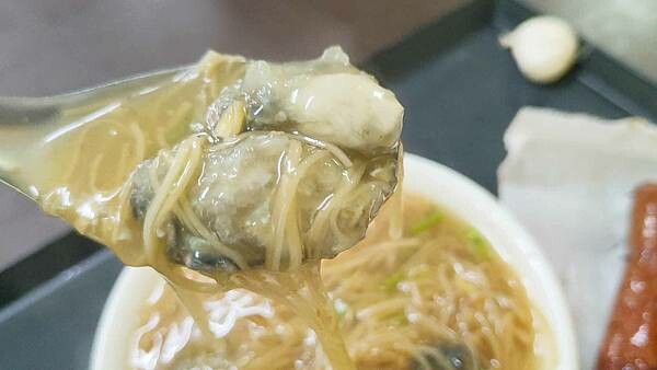 【板橋美食】油庫口蚵仔麵線|板橋最有名的蚵仔麵線與香腸美食