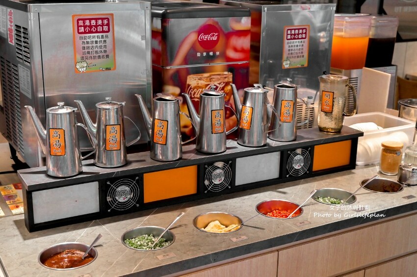 營業至凌晨4點老字號平價連鎖火鍋,自助吧除了汽水飲料還有楊枝甘露 、愛文芒果霜淇淋小美冰淇淋等可以吃到飽喝到飽,CP值有夠高