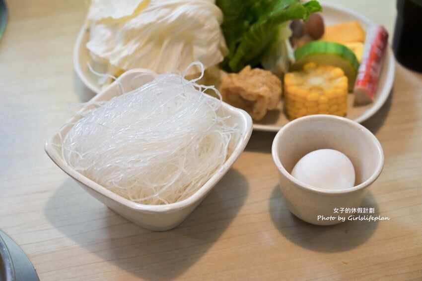 營業至凌晨4點老字號平價連鎖火鍋,自助吧除了汽水飲料還有楊枝甘露 、愛文芒果霜淇淋小美冰淇淋等可以吃到飽喝到飽,CP值有夠高