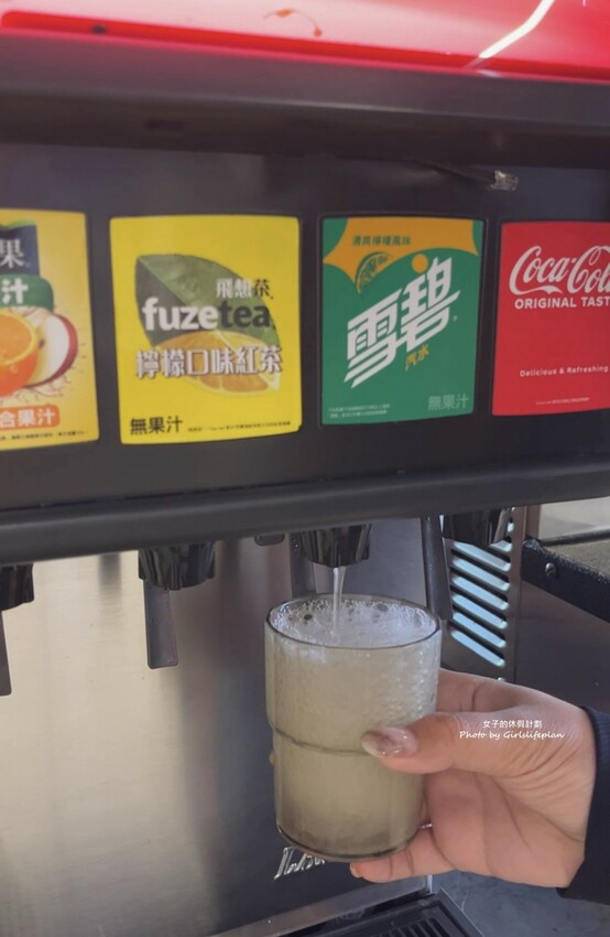 營業至凌晨4點老字號平價連鎖火鍋,自助吧除了汽水飲料還有楊枝甘露 、愛文芒果霜淇淋小美冰淇淋等可以吃到飽喝到飽,CP值有夠高