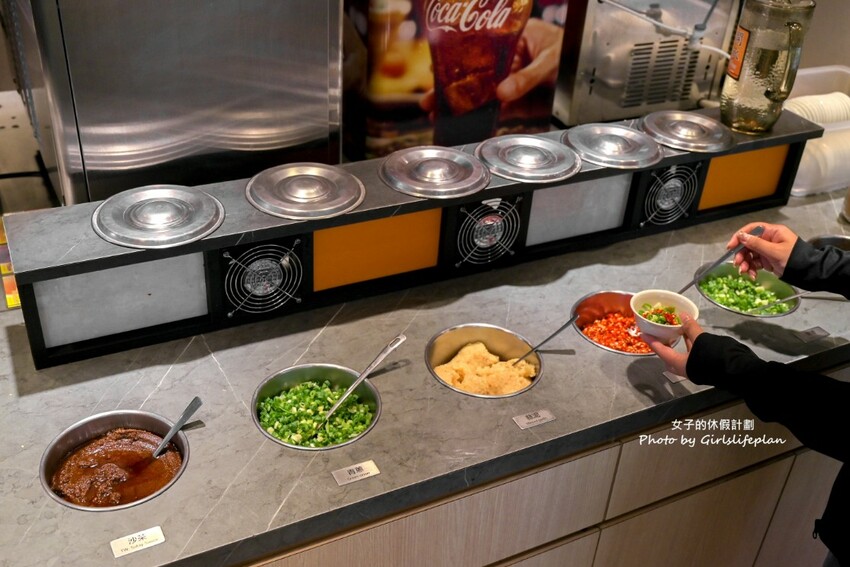 營業至凌晨4點老字號平價連鎖火鍋,自助吧除了汽水飲料還有楊枝甘露 、愛文芒果霜淇淋小美冰淇淋等可以吃到飽喝到飽,CP值有夠高