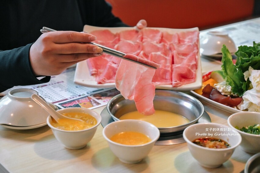 營業至凌晨4點老字號平價連鎖火鍋,自助吧除了汽水飲料還有楊枝甘露 、愛文芒果霜淇淋小美冰淇淋等可以吃到飽喝到飽,CP值有夠高