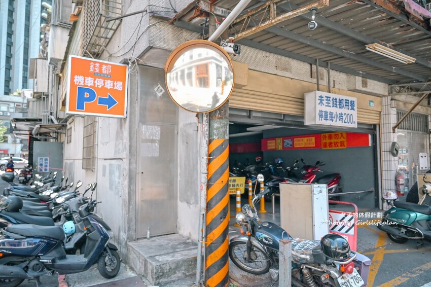 營業至凌晨4點老字號平價連鎖火鍋,自助吧除了汽水飲料還有楊枝甘露 、愛文芒果霜淇淋小美冰淇淋等可以吃到飽喝到飽,CP值有夠高