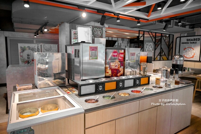 營業至凌晨4點老字號平價連鎖火鍋,自助吧除了汽水飲料還有楊枝甘露 、愛文芒果霜淇淋小美冰淇淋等可以吃到飽喝到飽,CP值有夠高