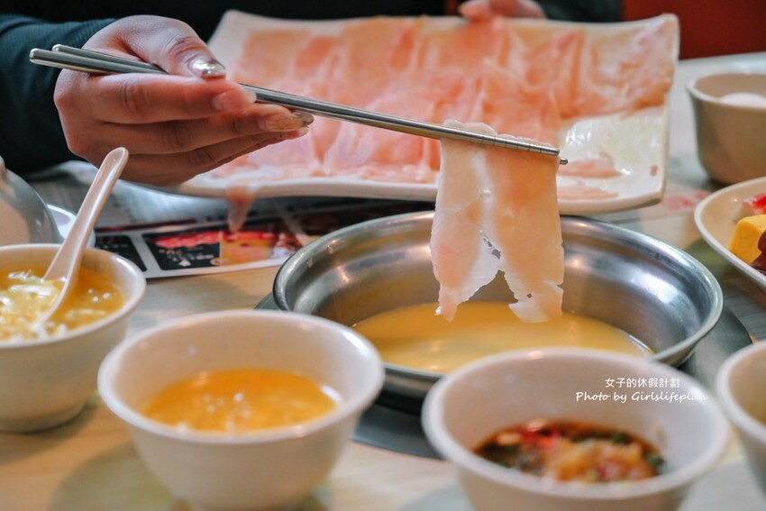 營業至凌晨4點老字號平價連鎖火鍋,自助吧除了汽水飲料還有楊枝甘露 、愛文芒果霜淇淋小美冰淇淋等可以吃到飽喝到飽,CP值有夠高