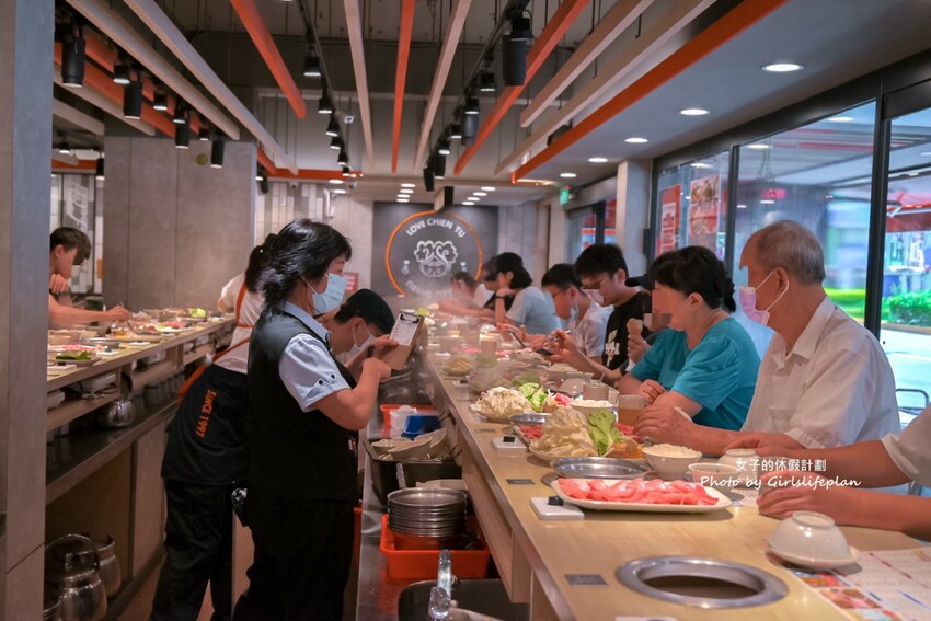 營業至凌晨4點老字號平價連鎖火鍋,自助吧除了汽水飲料還有楊枝甘露 、愛文芒果霜淇淋小美冰淇淋等可以吃到飽喝到飽,CP值有夠高