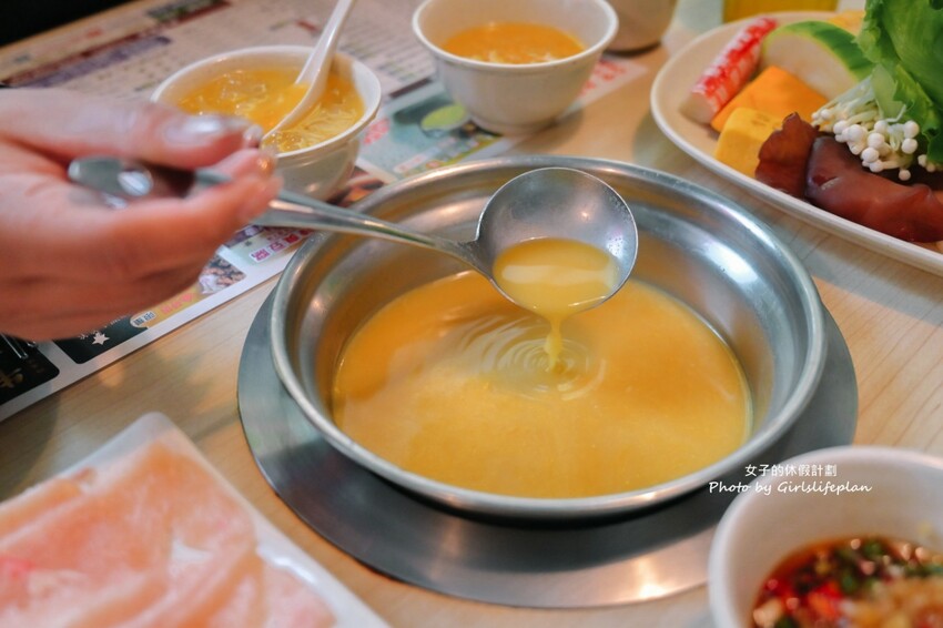 營業至凌晨4點老字號平價連鎖火鍋,自助吧除了汽水飲料還有楊枝甘露 、愛文芒果霜淇淋小美冰淇淋等可以吃到飽喝到飽,CP值有夠高