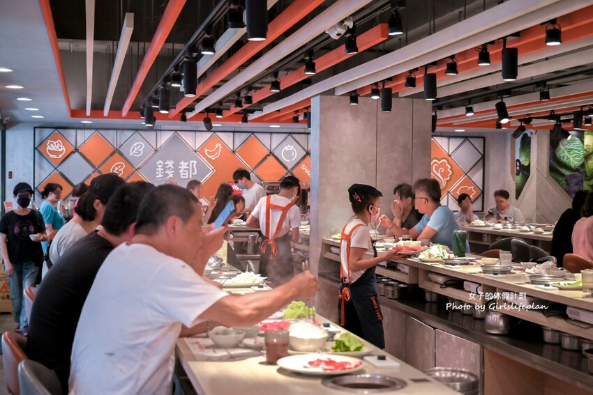 營業至凌晨4點老字號平價連鎖火鍋,自助吧除了汽水飲料還有楊枝甘露 、愛文芒果霜淇淋小美冰淇淋等可以吃到飽喝到飽,CP值有夠高