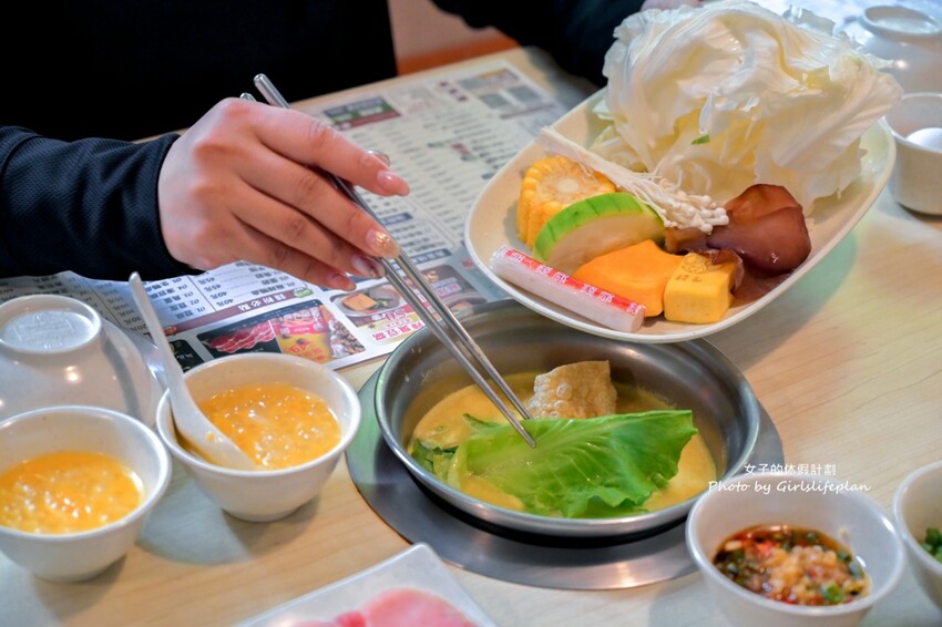 營業至凌晨4點老字號平價連鎖火鍋,自助吧除了汽水飲料還有楊枝甘露 、愛文芒果霜淇淋小美冰淇淋等可以吃到飽喝到飽,CP值有夠高