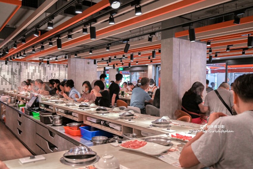 營業至凌晨4點老字號平價連鎖火鍋,自助吧除了汽水飲料還有楊枝甘露 、愛文芒果霜淇淋小美冰淇淋等可以吃到飽喝到飽,CP值有夠高