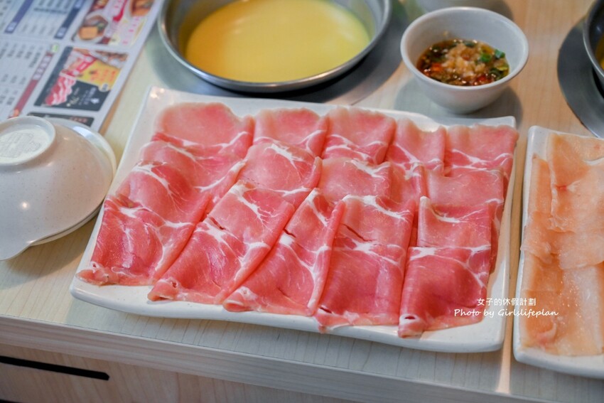 營業至凌晨4點老字號平價連鎖火鍋,自助吧除了汽水飲料還有楊枝甘露 、愛文芒果霜淇淋小美冰淇淋等可以吃到飽喝到飽,CP值有夠高