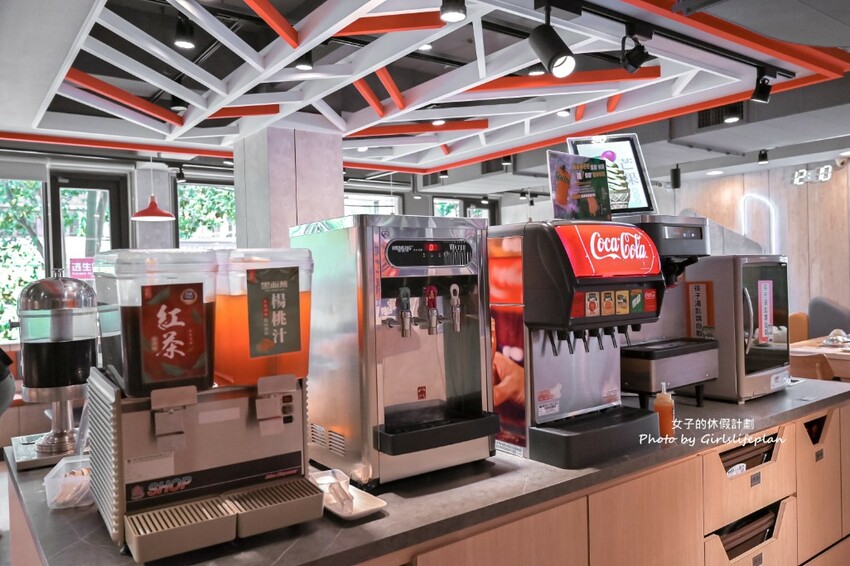 營業至凌晨4點老字號平價連鎖火鍋,自助吧除了汽水飲料還有楊枝甘露 、愛文芒果霜淇淋小美冰淇淋等可以吃到飽喝到飽,CP值有夠高