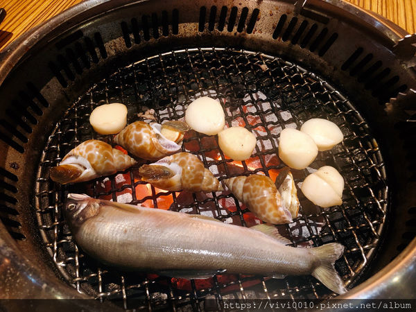 圓圓家愛吃貨-《板橋美食》府中站美味燒烤吃到飽，久天日式炭燒，板橋燒烤吃到飽餐廳，高CP值的聚餐好去處