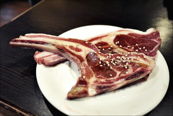 燒肉眾精緻炭火燒肉：烤物有特色、擺盤具匠心，適合上班族的休閒夜烤【燒肉眾精緻炭火燒肉】