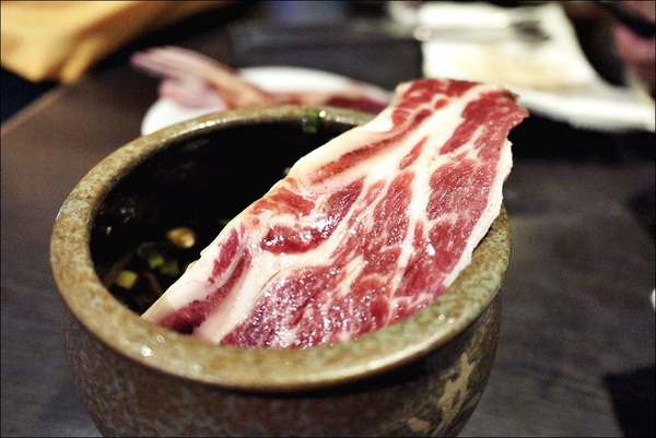 燒肉眾精緻炭火燒肉：烤物有特色、擺盤具匠心，適合上班族的休閒夜烤【燒肉眾精緻炭火燒肉】