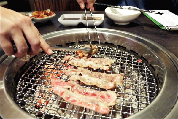 燒肉眾精緻炭火燒肉：烤物有特色、擺盤具匠心，適合上班族的休閒夜烤【燒肉眾精緻炭火燒肉】