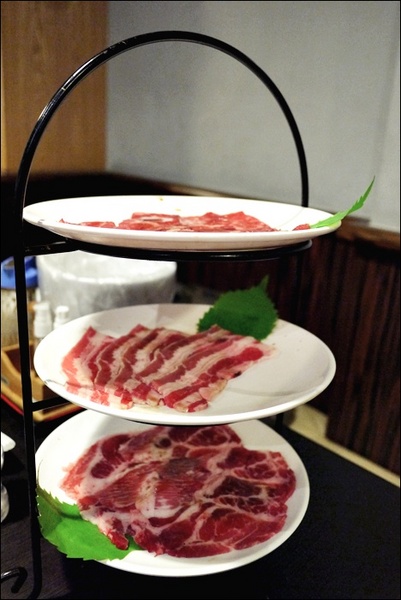 燒肉眾精緻炭火燒肉：烤物有特色、擺盤具匠心，適合上班族的休閒夜烤【燒肉眾精緻炭火燒肉】