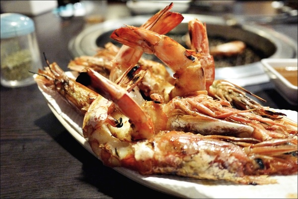 燒肉眾精緻炭火燒肉：烤物有特色、擺盤具匠心，適合上班族的休閒夜烤【燒肉眾精緻炭火燒肉】