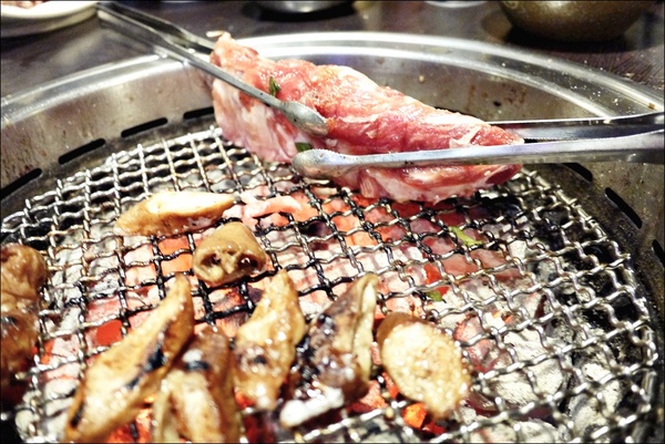 燒肉眾精緻炭火燒肉：烤物有特色、擺盤具匠心，適合上班族的休閒夜烤【燒肉眾精緻炭火燒肉】
