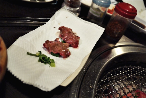 燒肉眾精緻炭火燒肉：烤物有特色、擺盤具匠心，適合上班族的休閒夜烤【燒肉眾精緻炭火燒肉】