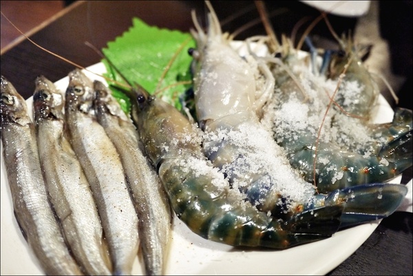 燒肉眾精緻炭火燒肉：烤物有特色、擺盤具匠心，適合上班族的休閒夜烤【燒肉眾精緻炭火燒肉】