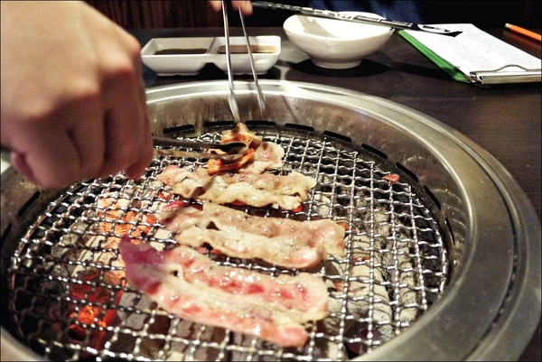 燒肉眾精緻炭火燒肉：烤物有特色、擺盤具匠心，適合上班族的休閒夜烤【燒肉眾精緻炭火燒肉】