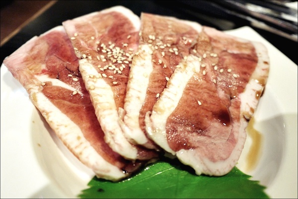 燒肉眾精緻炭火燒肉：烤物有特色、擺盤具匠心，適合上班族的休閒夜烤【燒肉眾精緻炭火燒肉】