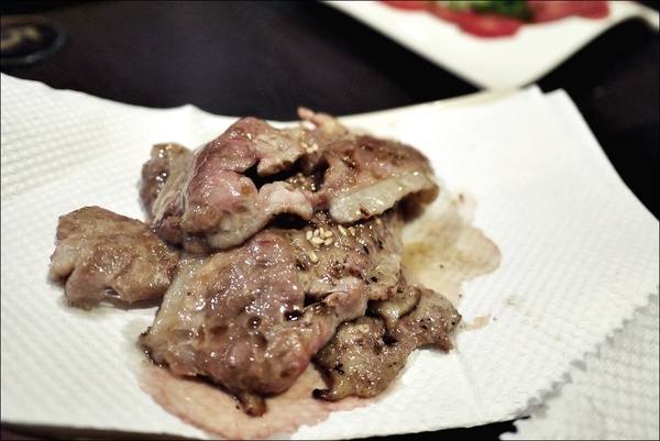 燒肉眾精緻炭火燒肉：烤物有特色、擺盤具匠心，適合上班族的休閒夜烤【燒肉眾精緻炭火燒肉】