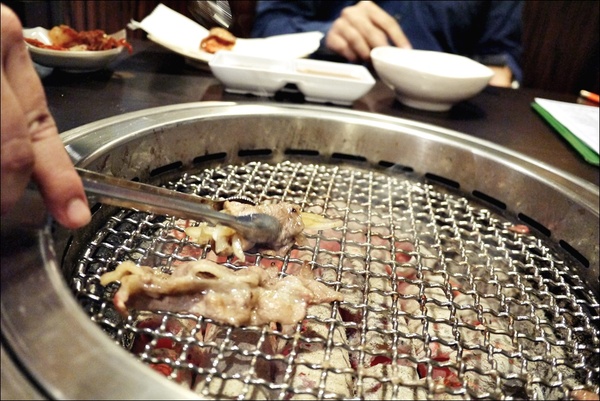 燒肉眾精緻炭火燒肉：烤物有特色、擺盤具匠心，適合上班族的休閒夜烤【燒肉眾精緻炭火燒肉】