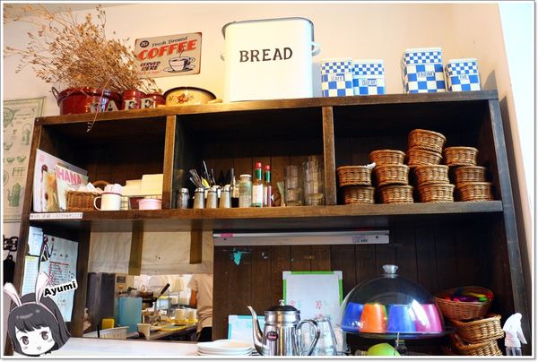 Hana Coffee(板橋環球店)：[食記]►新北板橋區◄看了心情會很美麗就如同這裡的花朵鬆餅一樣的可愛又精緻－愛麗絲夢遊仙境的風格HANA CAFE