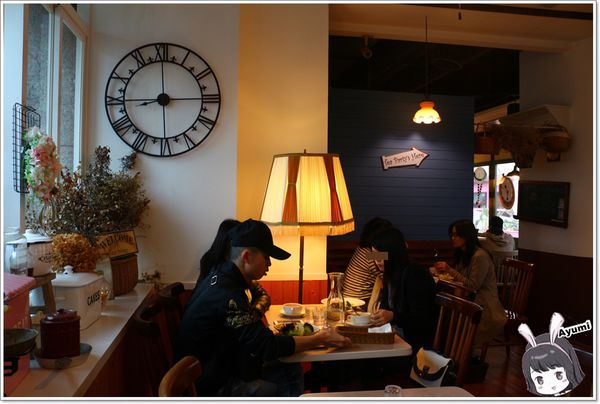 Hana Coffee(板橋環球店)：[食記]►新北板橋區◄看了心情會很美麗就如同這裡的花朵鬆餅一樣的可愛又精緻－愛麗絲夢遊仙境的風格HANA CAFE