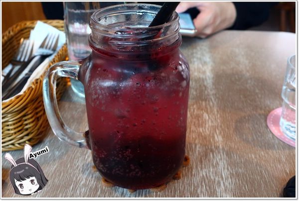 Hana Coffee(板橋環球店)：[食記]►新北板橋區◄看了心情會很美麗就如同這裡的花朵鬆餅一樣的可愛又精緻－愛麗絲夢遊仙境的風格HANA CAFE