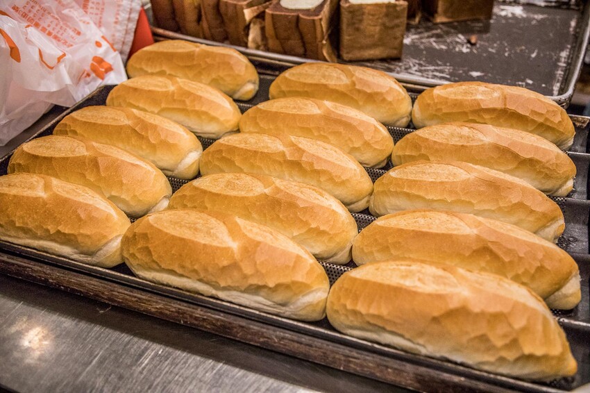 板橋名店！和泰興美食探險、招牌布丁條口感奇特、台式麵包豐富