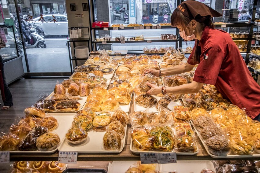 板橋名店！和泰興美食探險、招牌布丁條口感奇特、台式麵包豐富