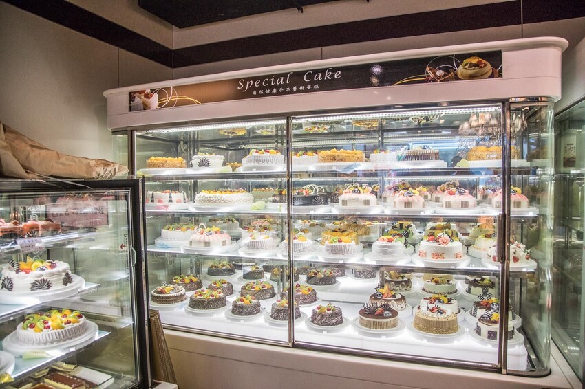 板橋名店！和泰興美食探險、招牌布丁條口感奇特、台式麵包豐富