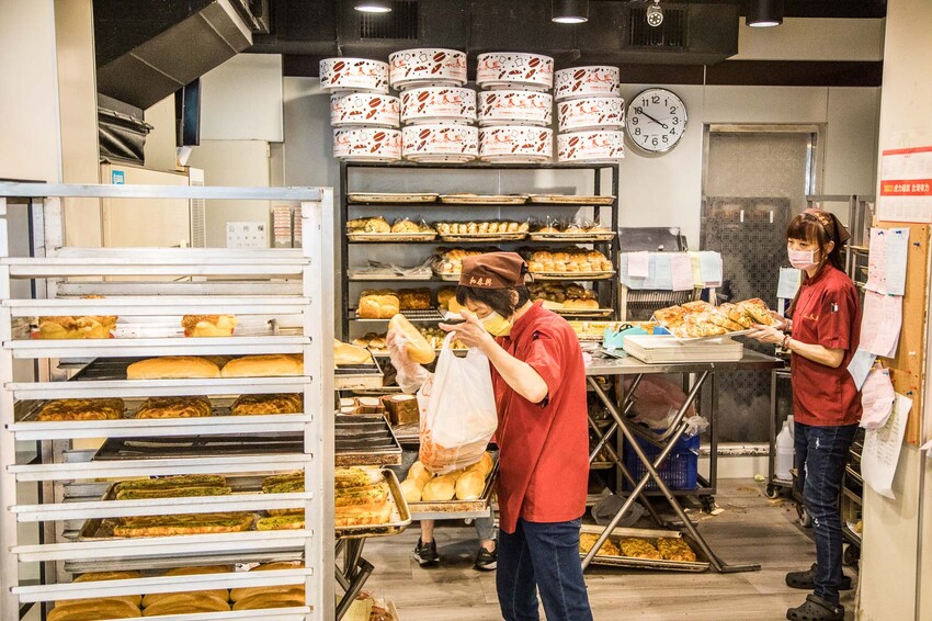 板橋名店！和泰興美食探險、招牌布丁條口感奇特、台式麵包豐富