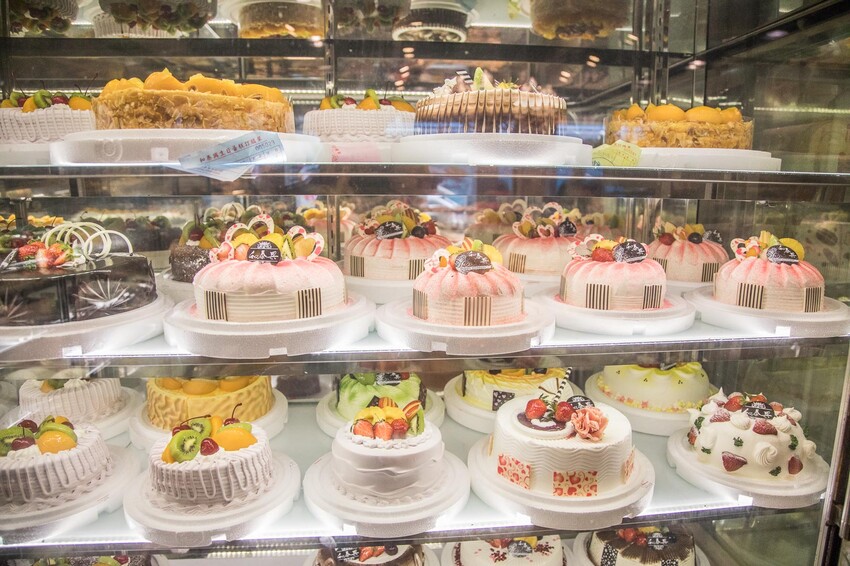 板橋名店！和泰興美食探險、招牌布丁條口感奇特、台式麵包豐富