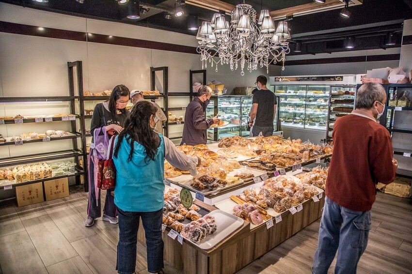 板橋名店！和泰興美食探險、招牌布丁條口感奇特、台式麵包豐富