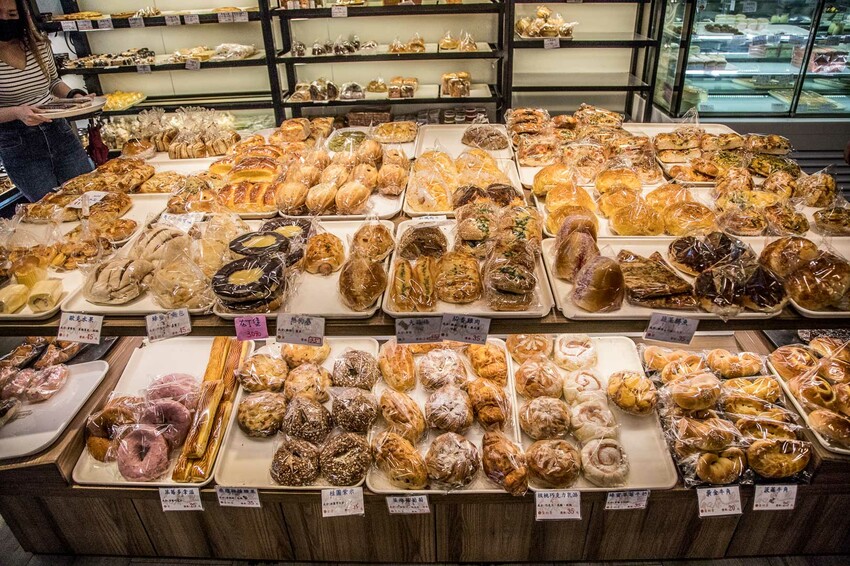 板橋名店！和泰興美食探險、招牌布丁條口感奇特、台式麵包豐富