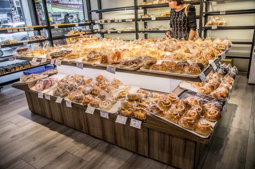 板橋名店！和泰興美食探險、招牌布丁條口感奇特、台式麵包豐富