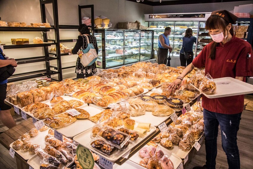 板橋名店！和泰興美食探險、招牌布丁條口感奇特、台式麵包豐富