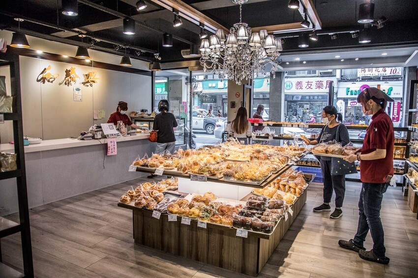 板橋名店！和泰興美食探險、招牌布丁條口感奇特、台式麵包豐富