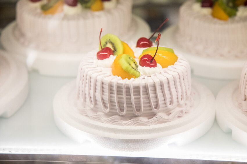 板橋名店！和泰興美食探險、招牌布丁條口感奇特、台式麵包豐富