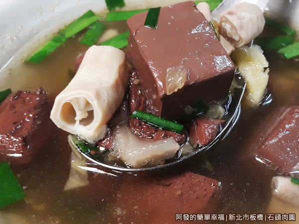 石頭肉圓22-豬血腸湯特寫.jpg