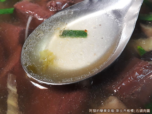 石頭肉圓23-豬血腸湯湯頭.jpg