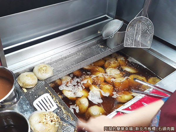 石頭肉圓03-油鍋中的肉圓.jpg