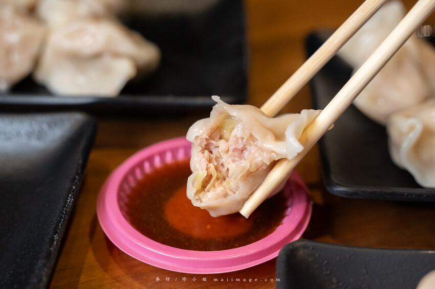 黃金傳奇水餃｜板橋黃昏市場的水餃專賣店，30年的老味道水餃、鍋貼、水煎包都好吃，板橋江子翠捷運站美食推