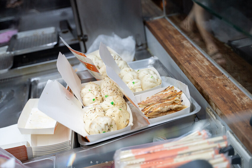 黃金傳奇水餃｜板橋黃昏市場的水餃專賣店，30年的老味道水餃、鍋貼、水煎包都好吃，板橋江子翠捷運站美食推